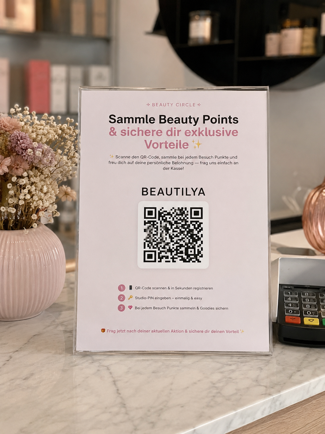 Beauty Circle Aufsteller mit persönlichem QR-Code auf einem Studio-Tresen